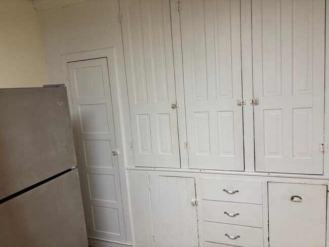 Building Photo - 222 W 4th St