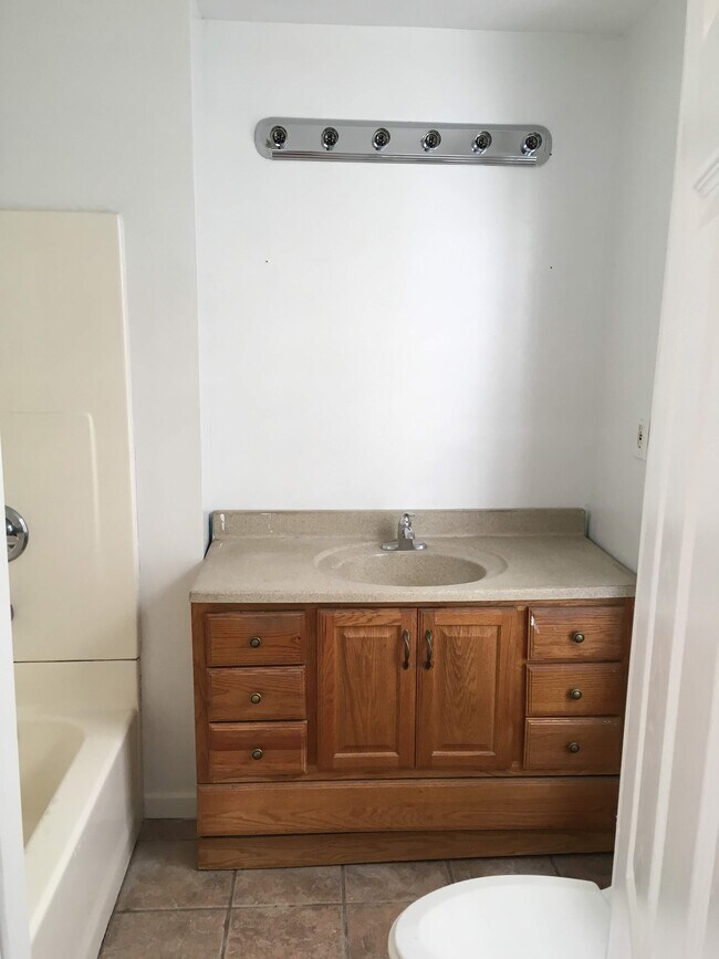 Building Photo - 196 Frank St