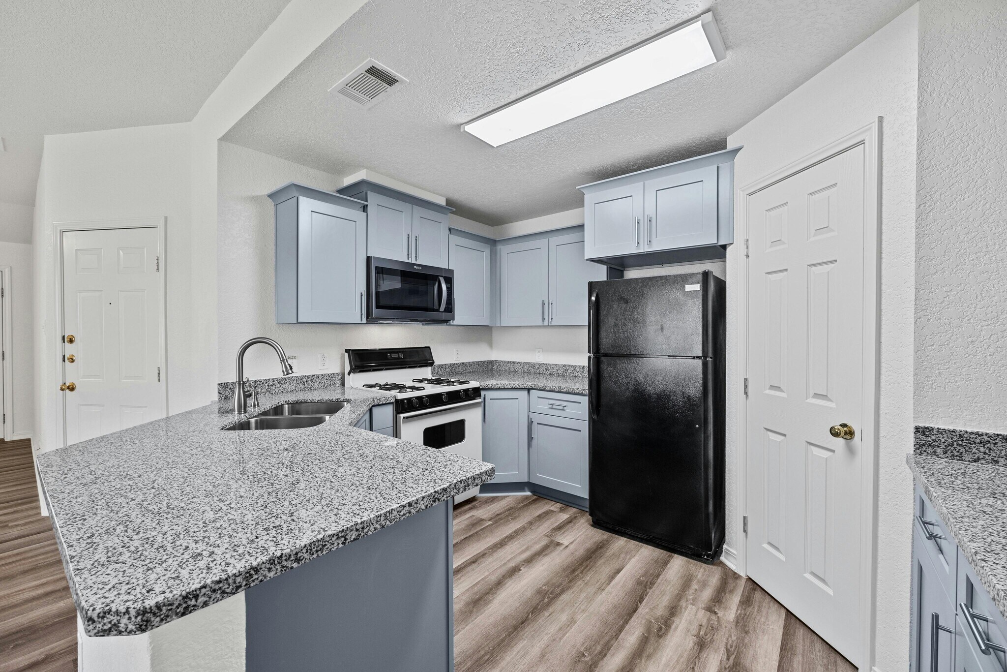 Kitchen - 502 Rockmoor Dr