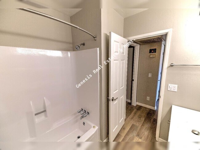 Building Photo - 3211 E Edison St