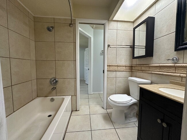 Building Photo - "Charming 2-Bed in Port Charlotte!"