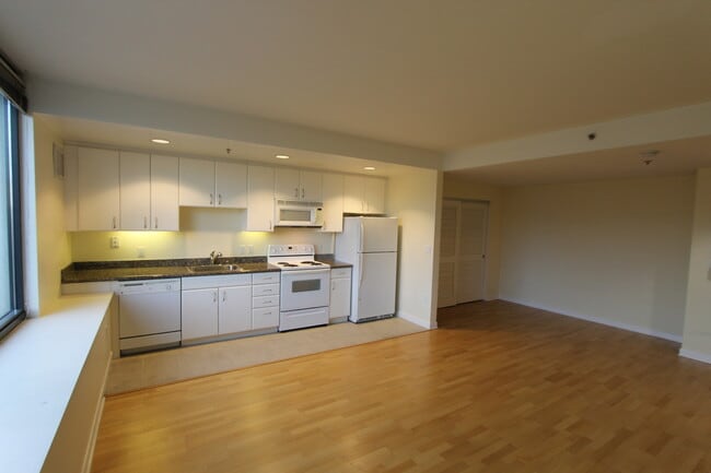 Building Photo - EPIC REA-AZARI PM - Nice Studio at The Beacon in South Beach w/Parking available