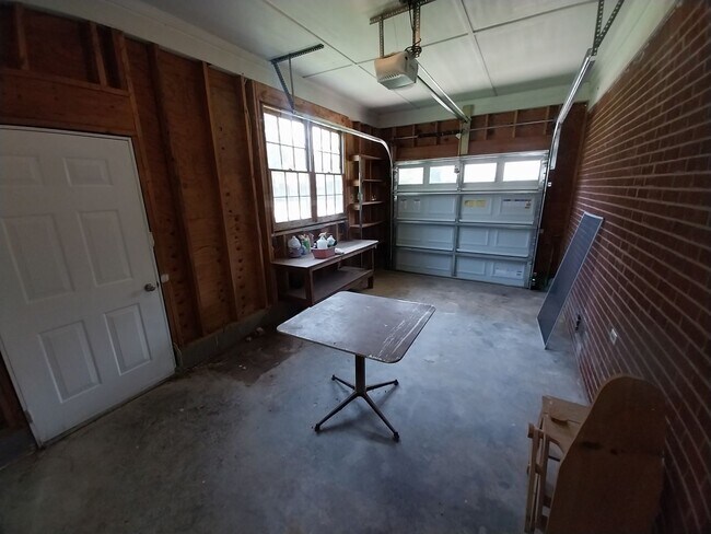 Building Photo - 1714 Wesley Dr