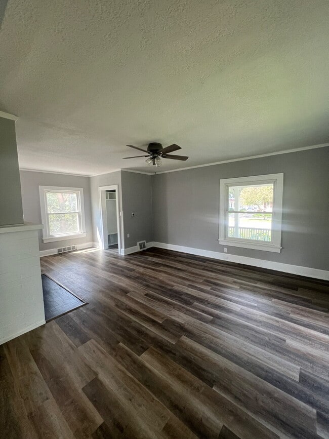Building Photo - 3 bedroom / 2 bathroom home with Fenced Ba...