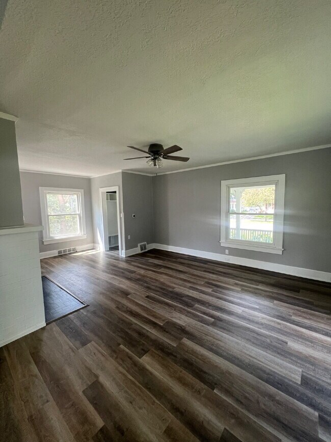 Building Photo - 3 bedroom / 2 bathroom home with Fenced Backyard For Rent on the Popular Kingman Blvd!