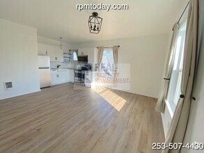 Building Photo - 948 S Sheridan Ave