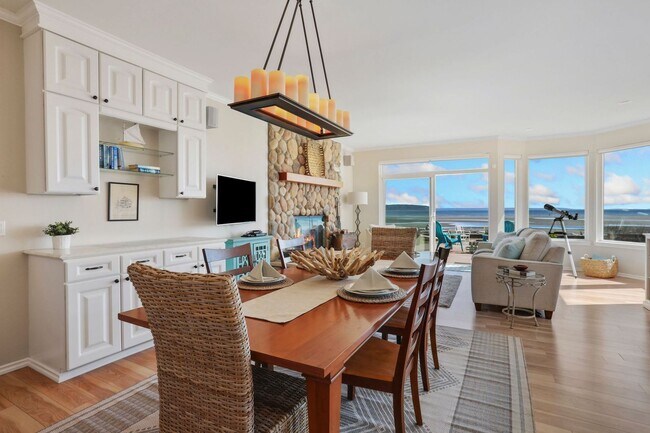 Building Photo - Spectacular Water Front Home With a Short Term  Lease to Start!