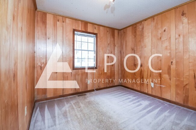 Building Photo - 638 S Elm St