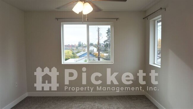 Building Photo - 3 Bedroom East Bremerton Home Near Lions Park