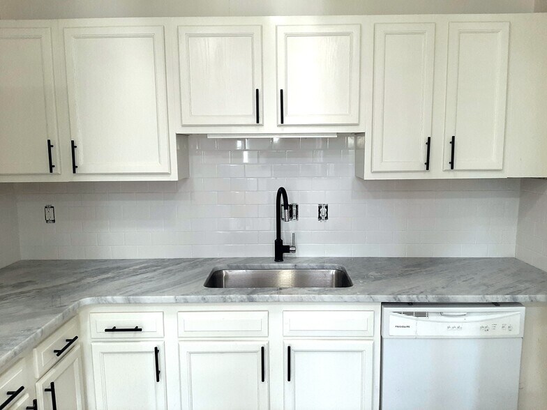 Building Photo - 19 W Washington St Apt 3