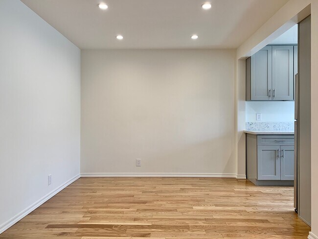 Building Photo - 1425 N Harper Ave