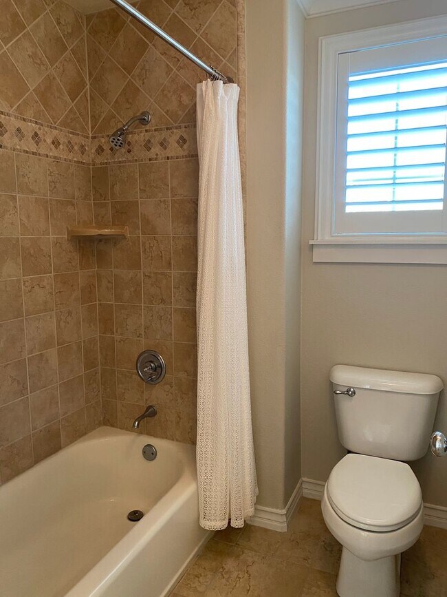 Building Photo - Private Courtyard Entry & Expansive Backyard Oasis