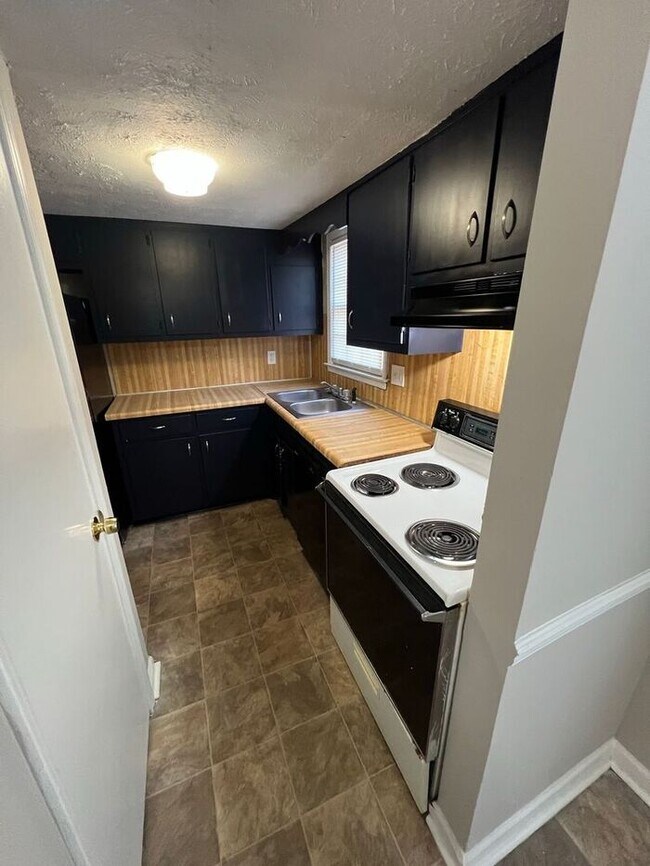 Building Photo - Ready to view now finally a 2 bedroom 2.5 ...