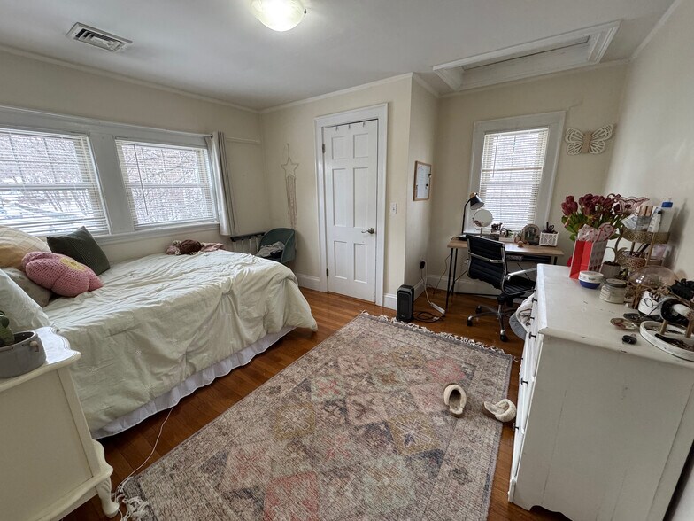 Building Photo - 44 Greycliff Rd