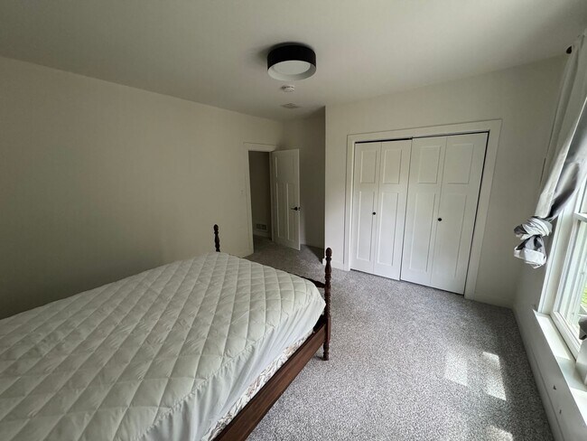 Building Photo - 4 Bedroom Updated Acreage