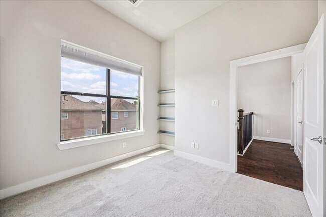 Building Photo - 938 W 22nd St