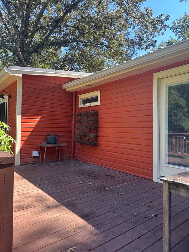 Building Photo - 2 bedroom / 2 bathroom East side Cottage