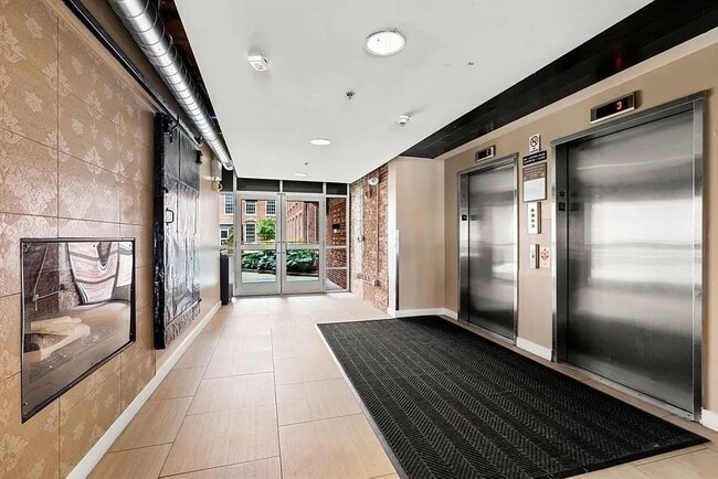 Building Photo - 130 John St