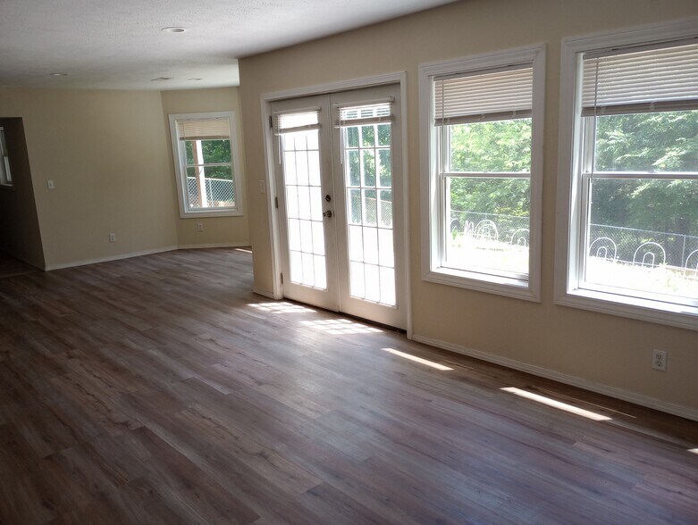 Building Photo - 9695 Canterbury Ln