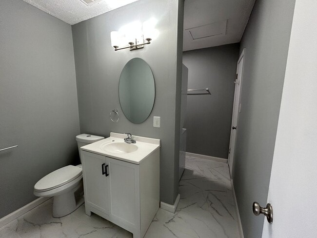 Building Photo - Updated 1 Bedroom 1 Bath Condo in Well Maintained HOA Community