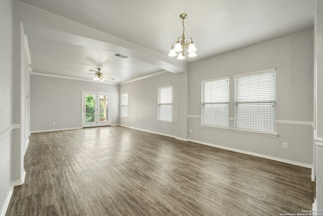 Building Photo - 4 bedroom, 2 1/2 bath located in Lakeview ...