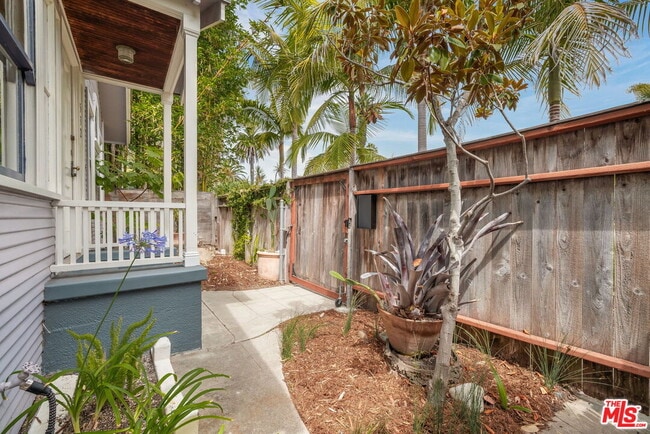 Building Photo - 532 Altair Pl