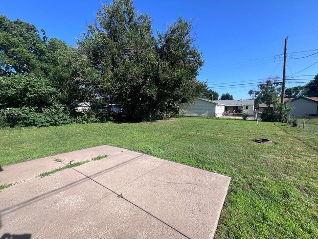 Building Photo - 3 Bedroom / 1 Bath House