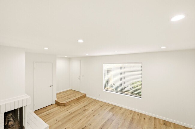 Building Photo - Remodeled 3bd/2.5bath steps from beaches, Racetrack, and Cedros Design district