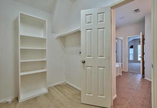 Building Photo - 2605 Monroe Dr