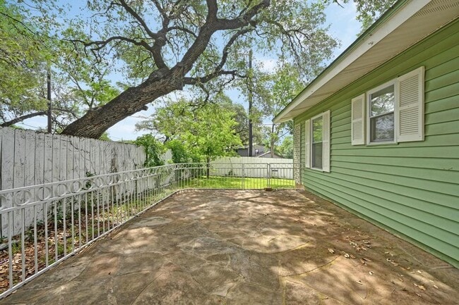 Building Photo - 3103 S Oak Dr