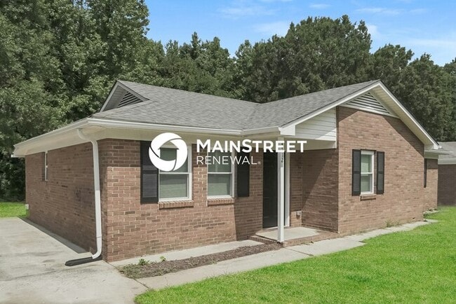 Building Photo - 3 Bedroom Pet-Friendly Home in Charlotte, NC with Main Street Renewal