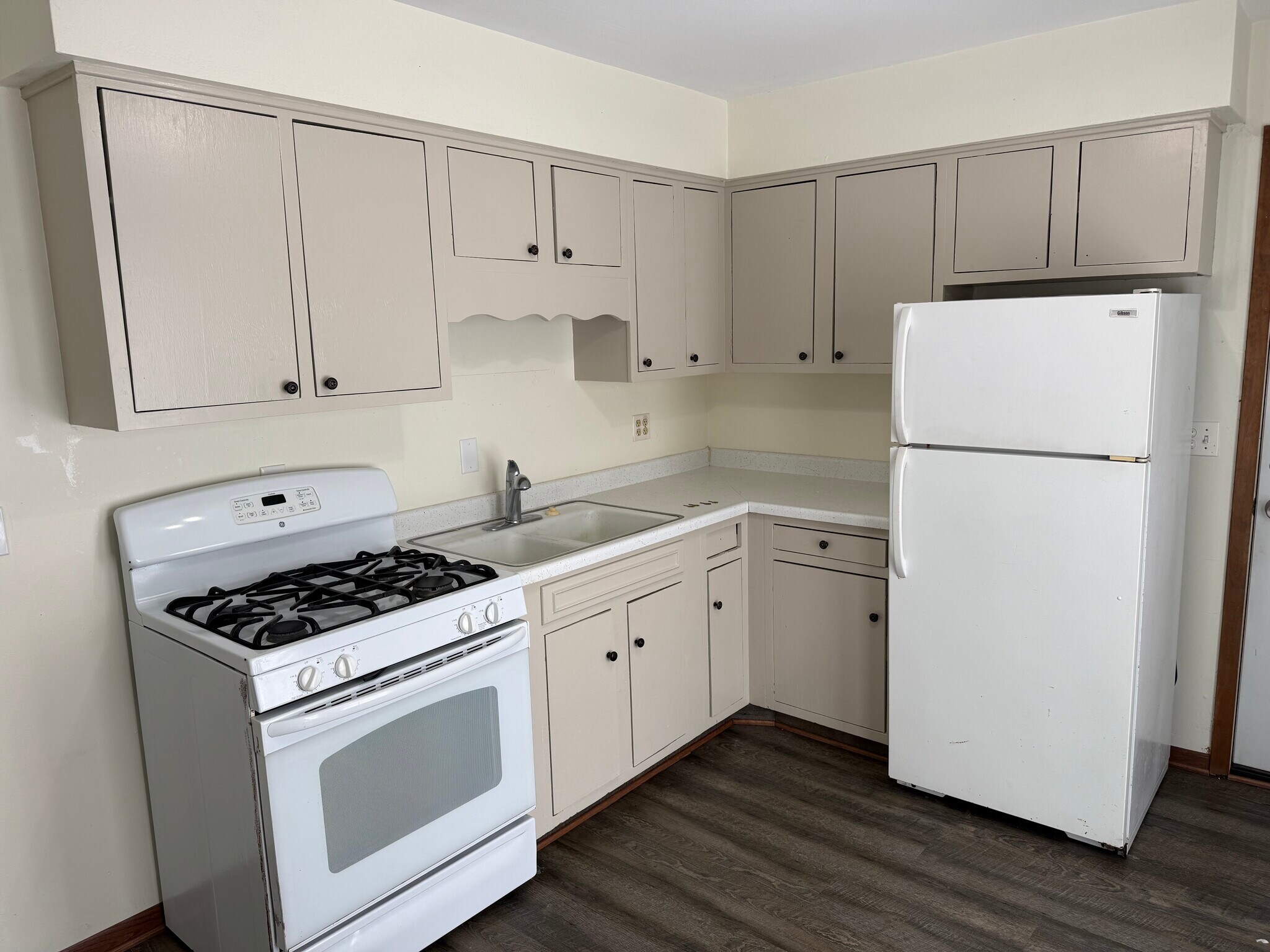 Building Photo - 1502-1504 Douglas Ct