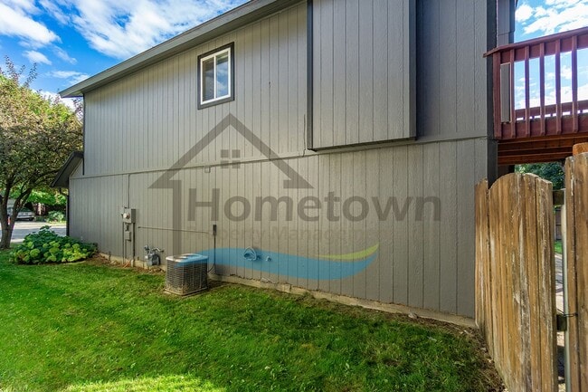 Building Photo - 4 Bedroom 2 Bathroom Home with Attached 2 ...