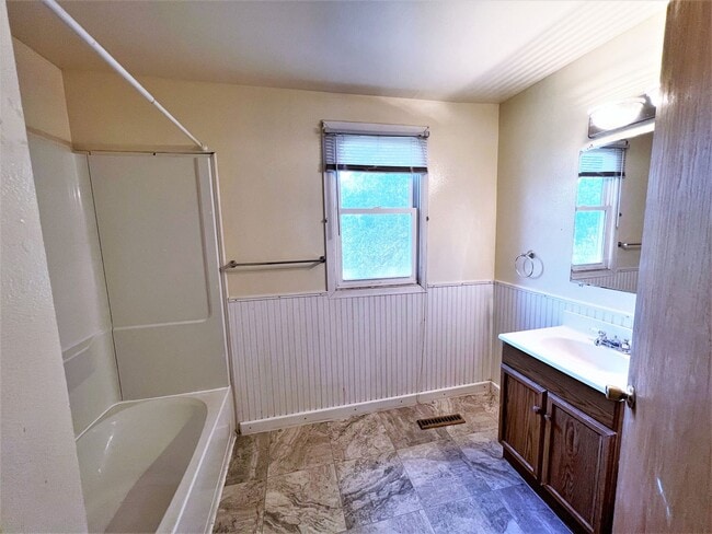 Building Photo - 1111 W 4th- 4 bedroom house
