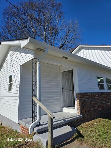 Building Photo - 108 Tacoma Rd