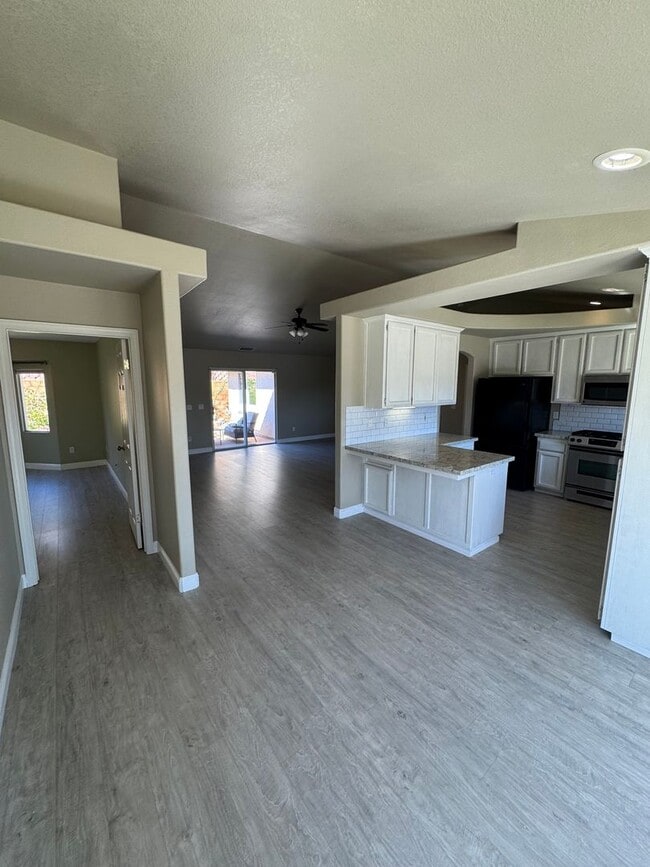 Building Photo - 4-Bedroom Home with Updated Kitchen and Co...