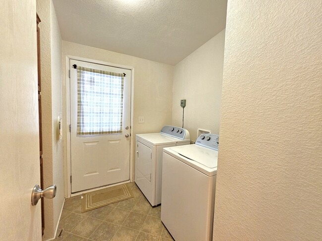 Building Photo - 651 Santa Clara Cir