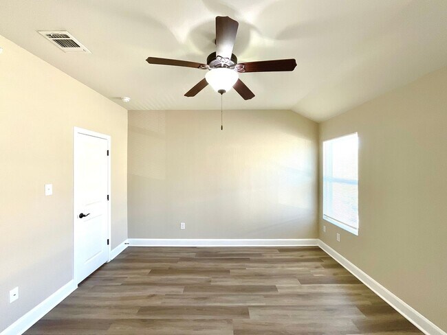 Building Photo - **APPLICATION RECEIVED** Three Bedroom Townhome in Prime Location! Close to New IKEA, I-35, Forum...
