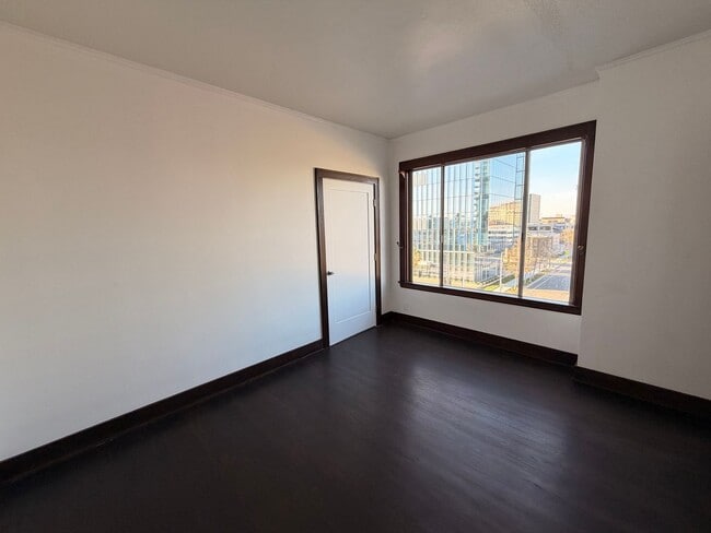 Building Photo - Historic 1BD in The Sovereign | New Appliances | Rooftop Access | Pet Friendly