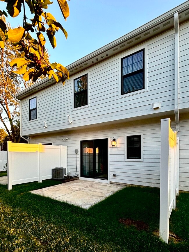 Building Photo - 1436 Naperville Wheaton Rd
