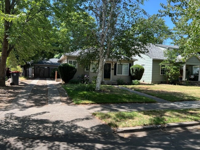 Building Photo - Affordable, Adorable Medford Home!!