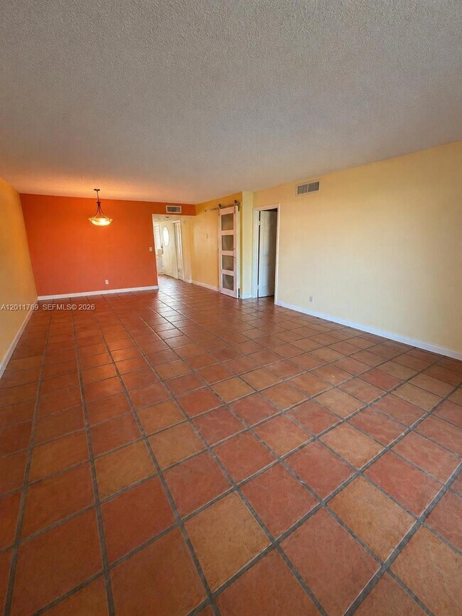 Building Photo - 286 Racquet Club Rd