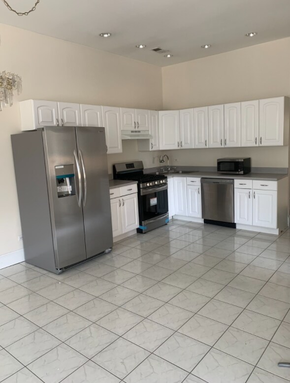 Building Photo - 2035 W Belle Plaine Ave