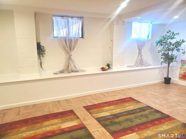 Building Photo - 42 County St