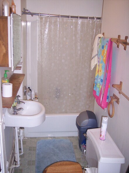 Building Photo - 309 W Oregon St