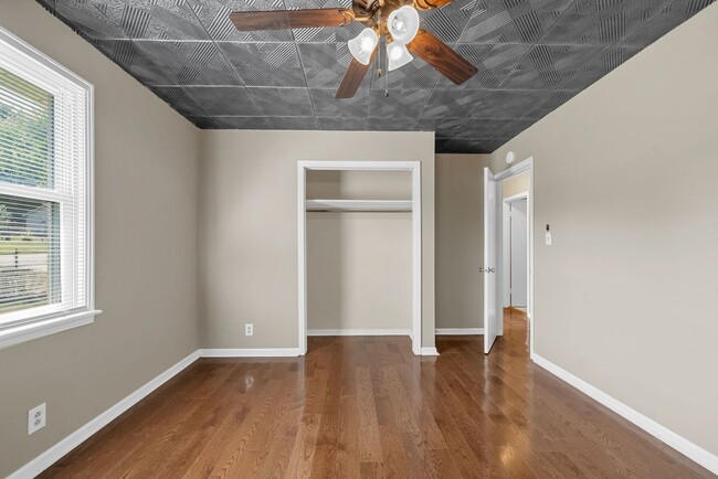 Building Photo - 3 Bedroom 2 Bath Dog Friendly Home For Rent Near Providence Blvd.