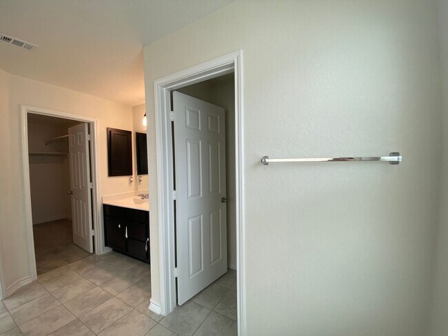 Building Photo - EDGEBROOK