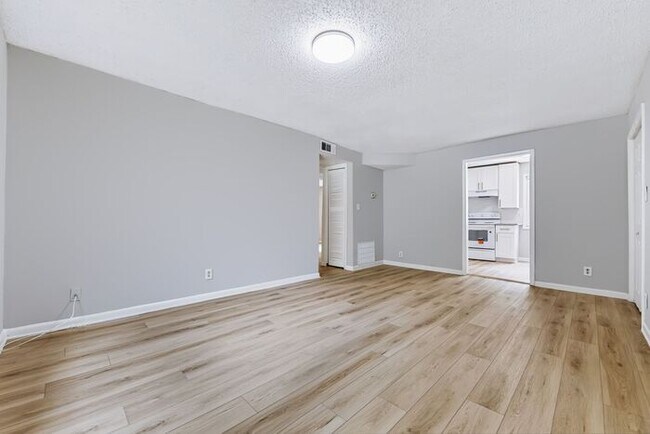 Building Photo - 1637 Line Cir