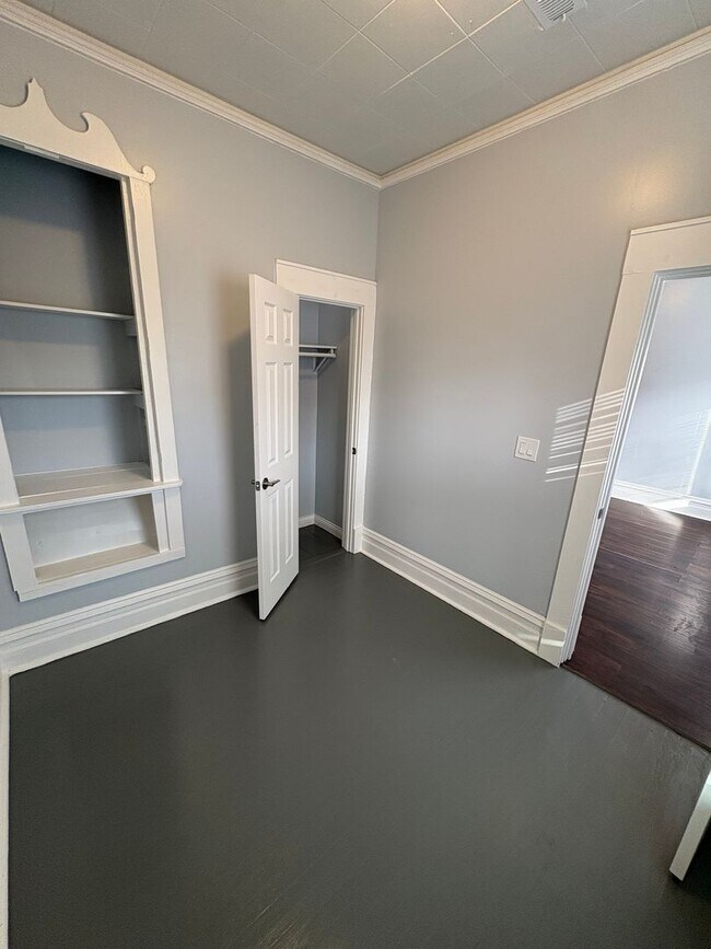 Building Photo - 1034 W 61st St