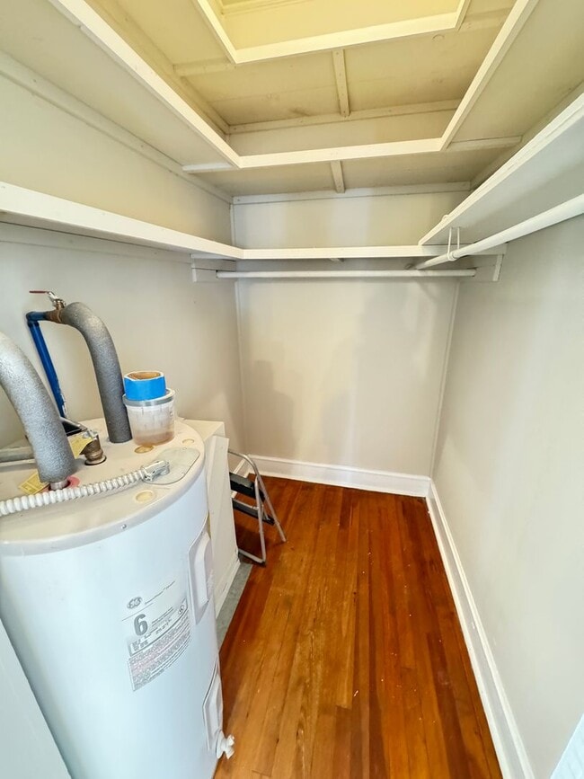 Building Photo - Large 2 bed 1 bath home located blocks fro...